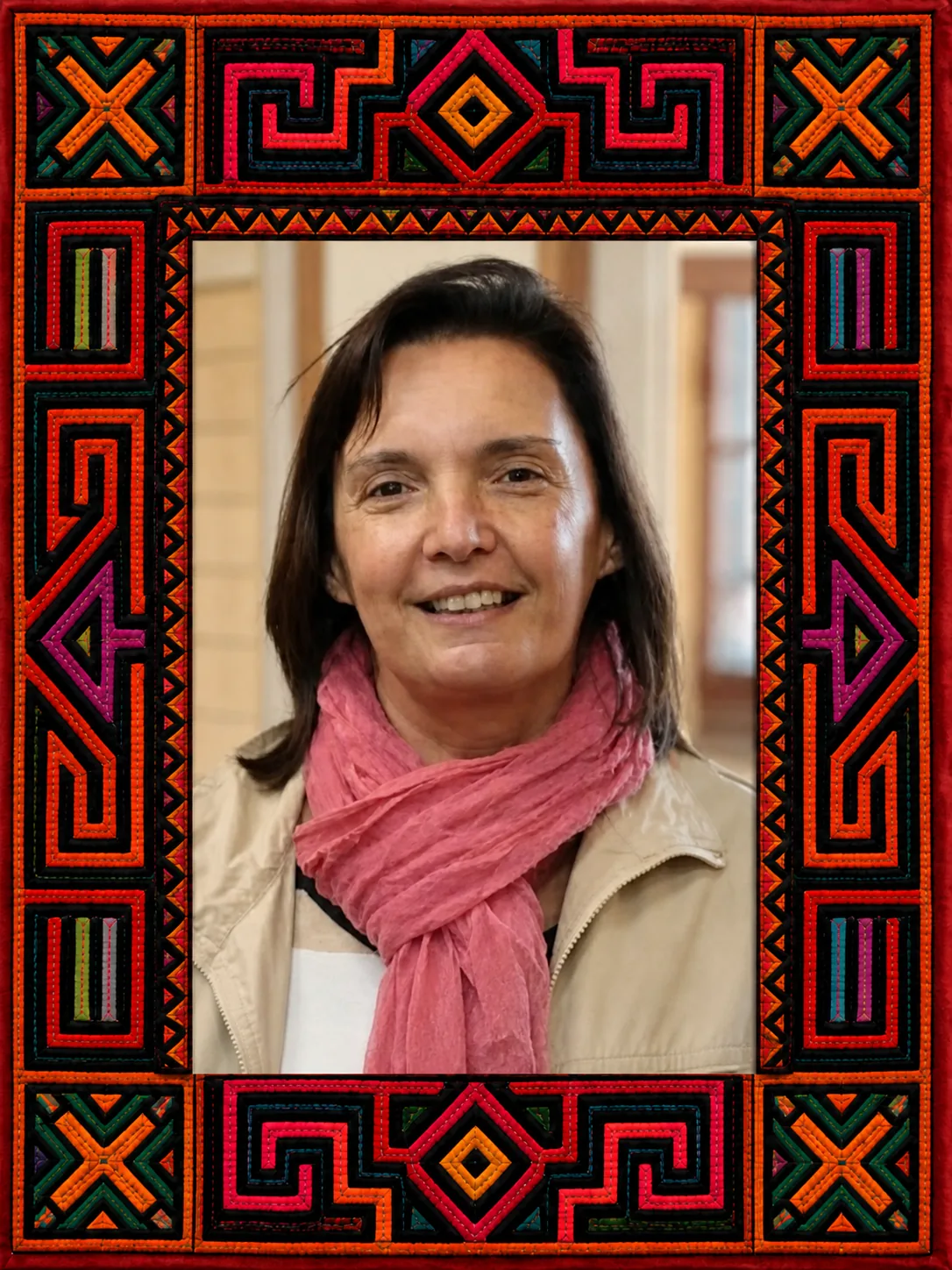 Retrato de Carolina Bacher enmarcado con tejido estilo guna colorido para artículo sobre mujeres teólogas de Abya Yala