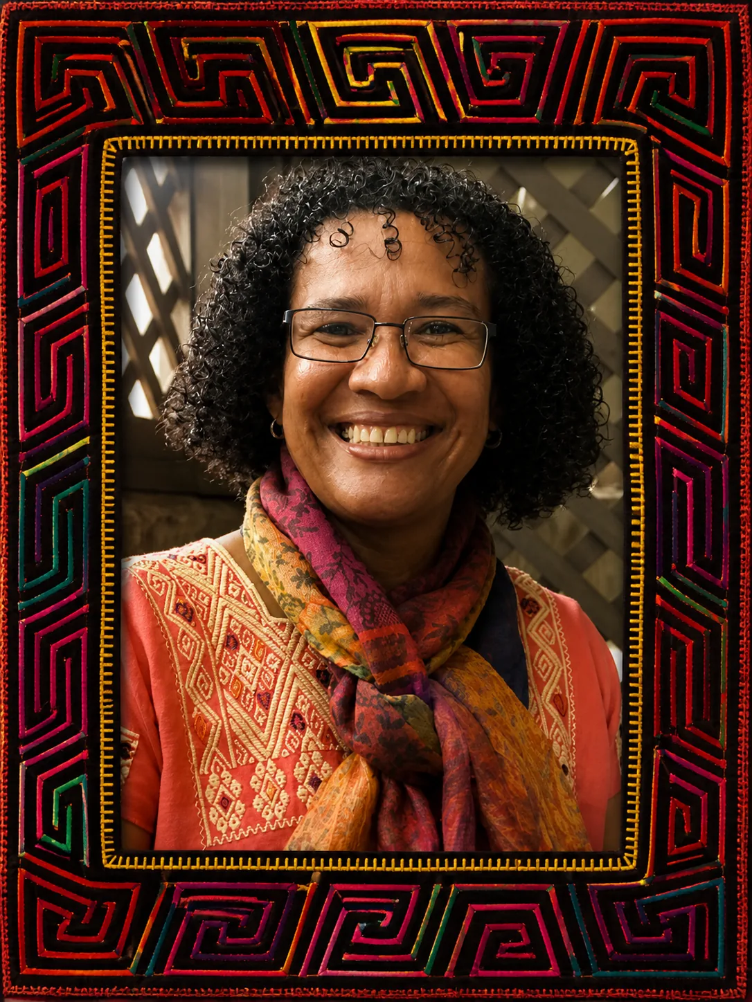 Retrato de Geraldina Céspedes enmarcado con tejido estilo guna colorido para artículo sobre mujeres teólogas de Abya Yala