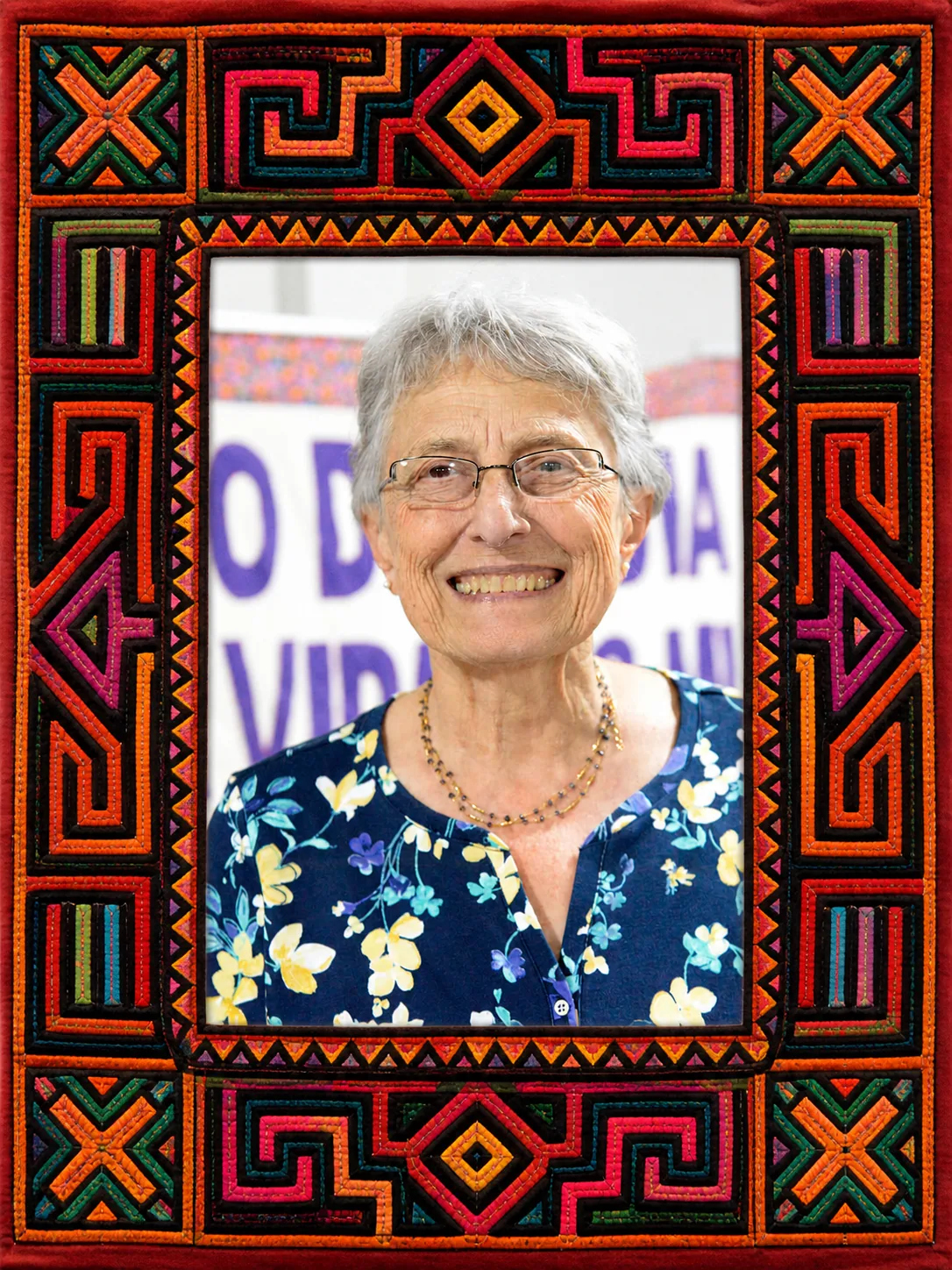 Retrato de Ivonne Gebara enmarcado con tejido estilo guna colorido para artículo sobre mujeres teólogas de Abya Yala