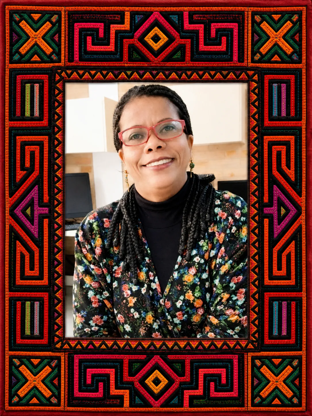 Retrato de Maricel Mena enmarcado con tejido estilo guna colorido para artículo sobre mujeres teólogas de Abya Yala
