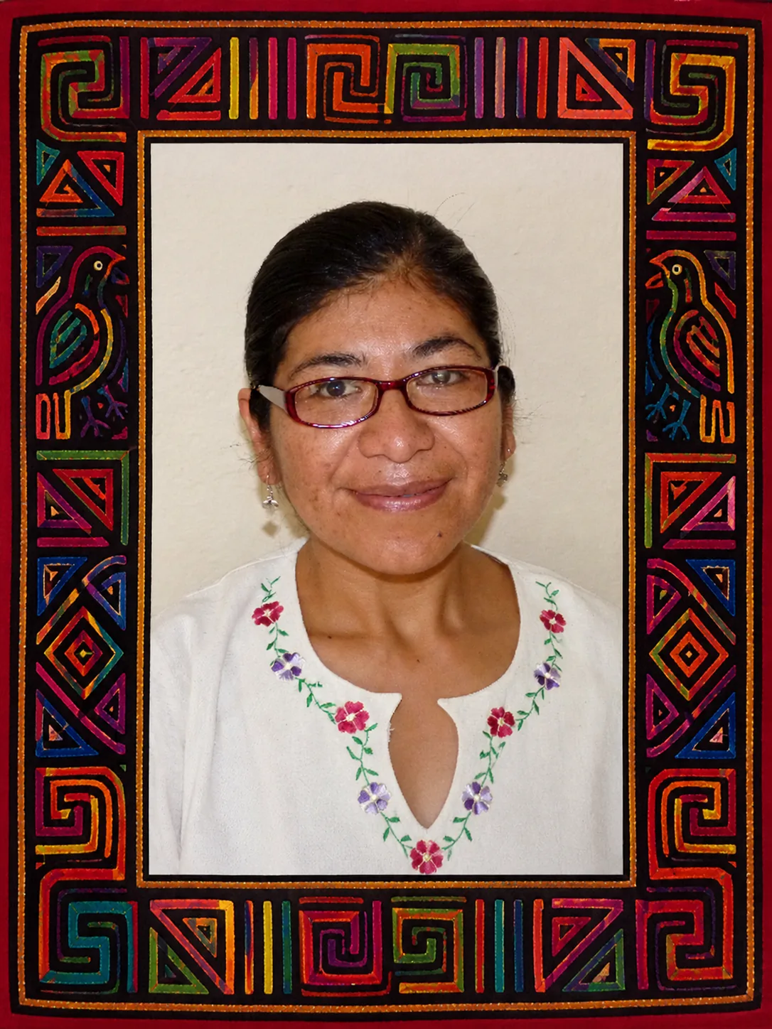 Retrato de Sofía Chipana enmarcado con tejido estilo guna colorido para artículo sobre mujeres teólogas de Abya Yala