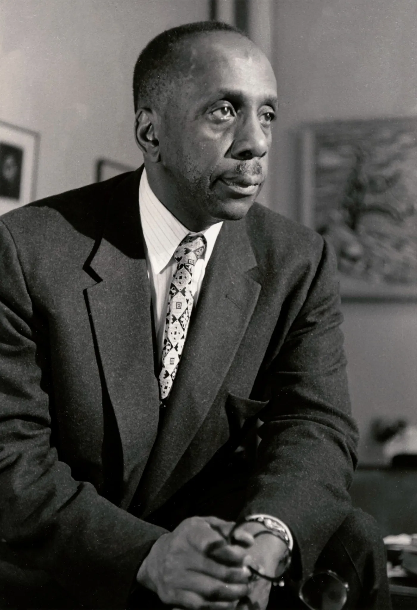 Retrato en blanco y negro de Howard Thurman, teólogo, pastor bautista y místico cristiano afroamericano