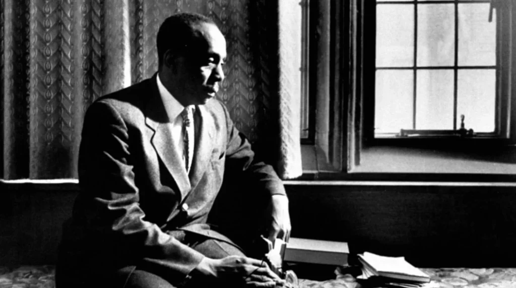 Howard Thurman sentado junto a una ventana, en una fotografía en blanco y negro que evoca contemplación, mística cristiana y liderazgo desde los márgenes