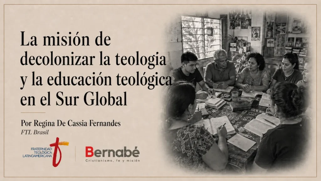 Portada del artículo sobre la misión de decolonizar la teología y la educación teológica en el Sur Global, con un grupo latinoamericano reunido en torno a libros y cuadernos.